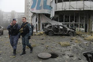 रशियन नियंत्रणाखाली असलेल्या युक्रेनमधील डोनेस्तक येथे गोळीबार केल्यानंतर कायद्याची अंमलबजावणी करणारे अधिकारी खराब झालेल्या दुकानांजवळ फिरत आहेत